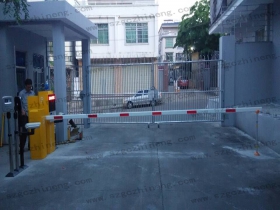 海南瓊海市富僑局嘉積中學(xué)停車場(chǎng)票箱