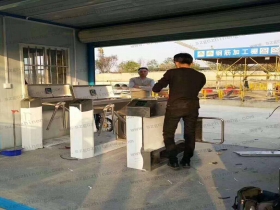 江蘇南京鼓樓區(qū)某工地現(xiàn)場橋式三輥閘、擺閘案例